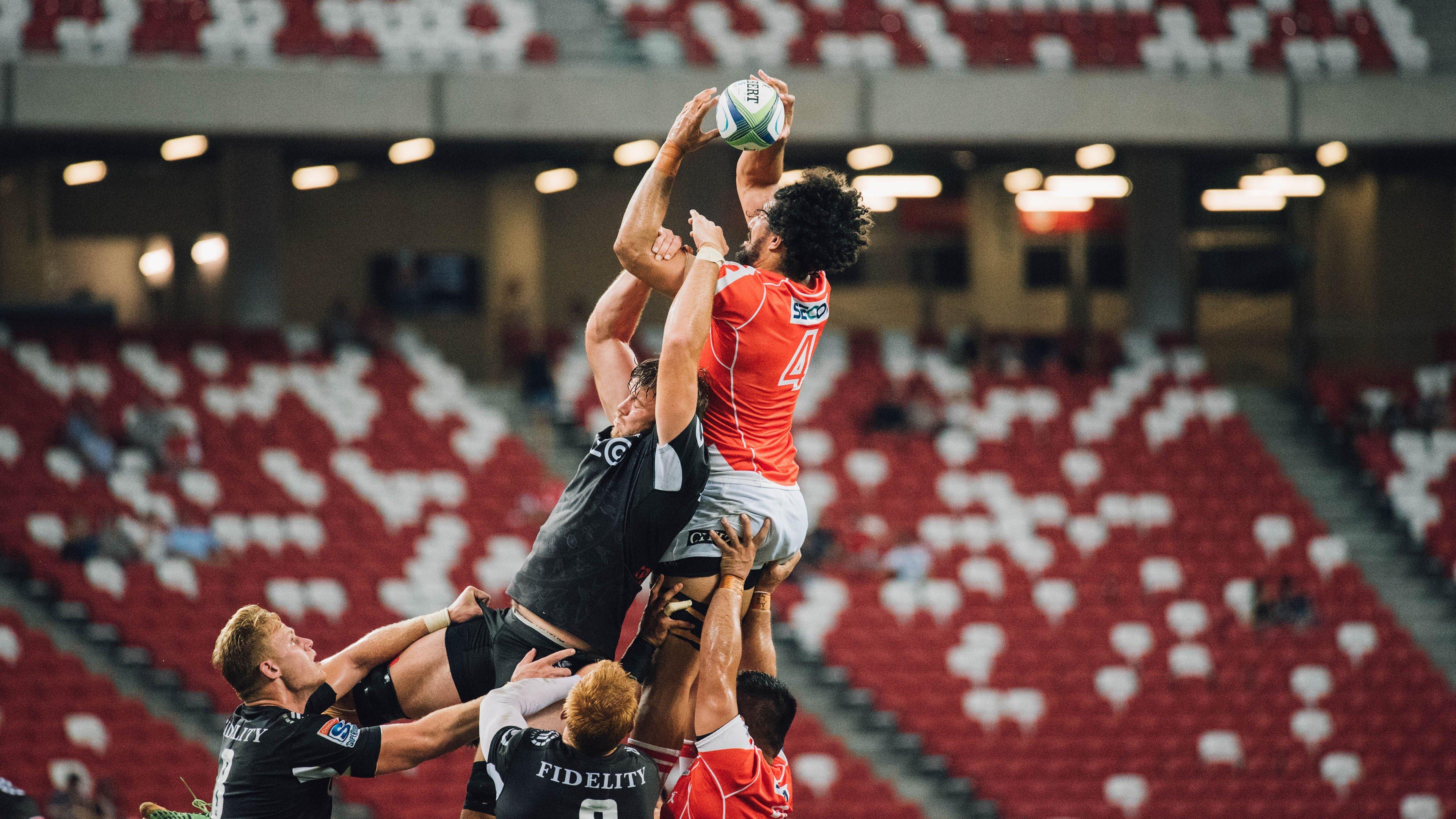 雨中温情，阿莫林赛后冒雨签名，诠释体育精神真谛